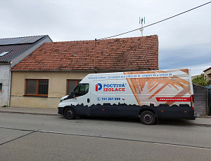 Zateplení stropu rodinného domu pomocí foukané izolace